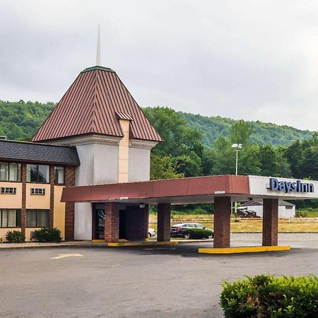 Days Inn By Wyndham Berlin Meriden Esterno foto