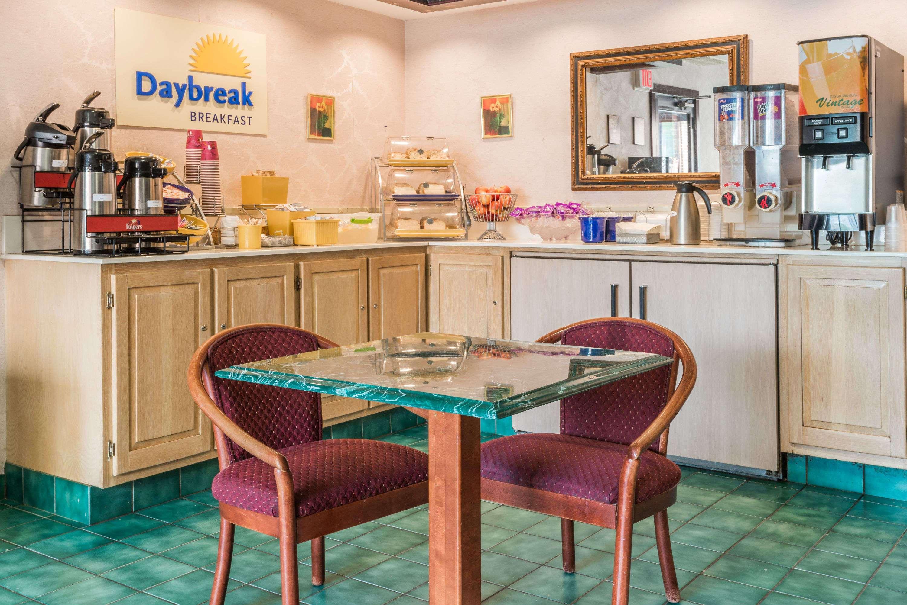 Days Inn By Wyndham Berlin Meriden Esterno foto