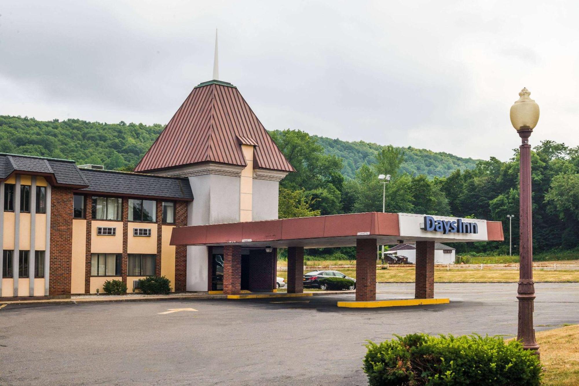 Days Inn By Wyndham Berlin Meriden Esterno foto