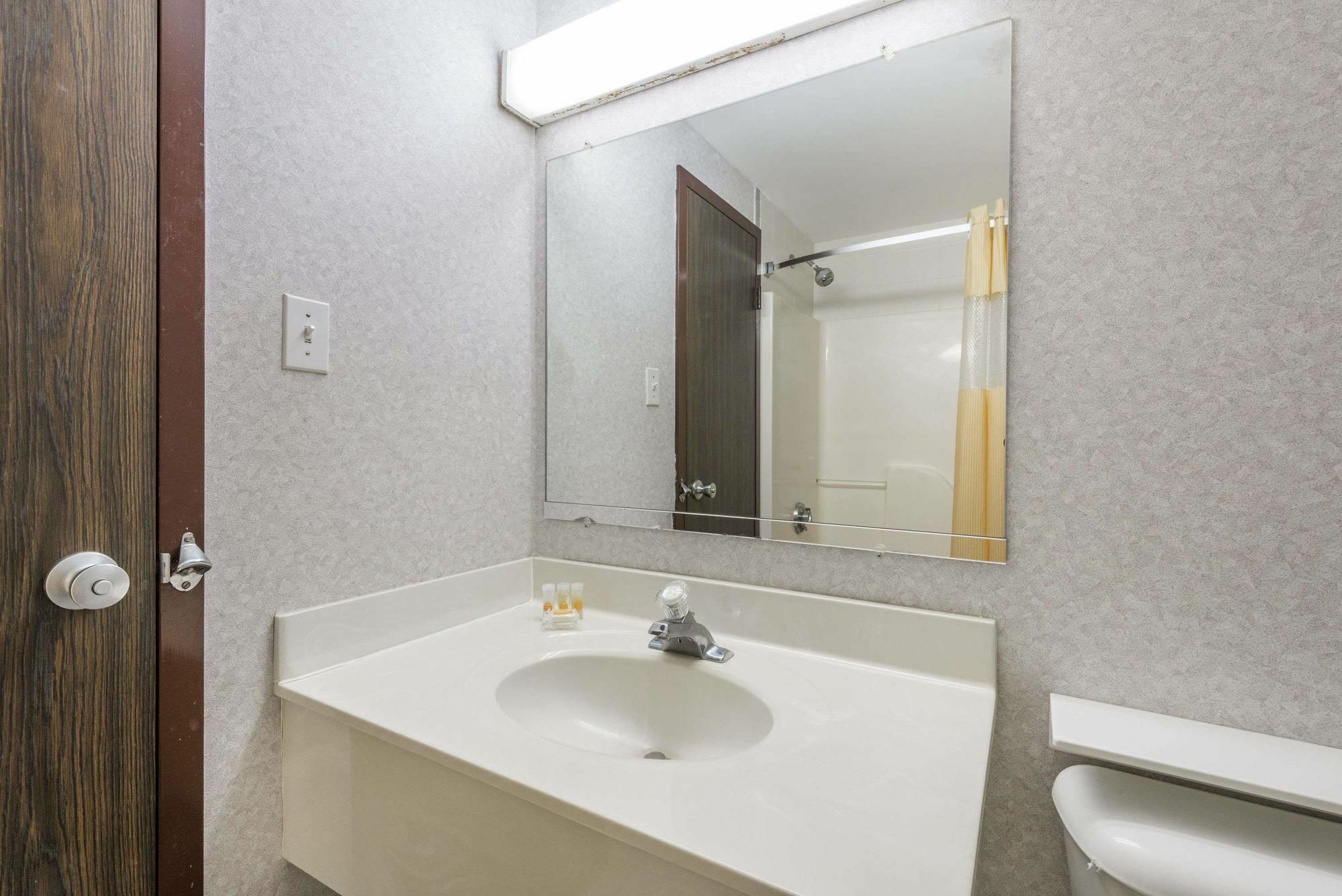 Days Inn By Wyndham Berlin Meriden Esterno foto